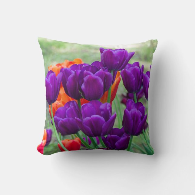 Coussin Tulipes violettes foncées par beau temps dans le j (Recto)