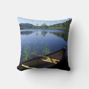 Coussin Un canoë repose sur la rive de Little Long Pond