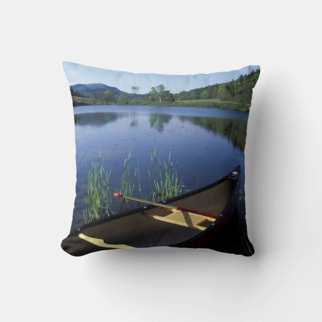 Coussin Un canoë repose sur la rive du Little Long Pond (Recto)