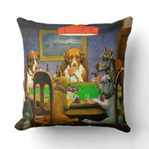 Un chien ami dans le besoin joue au poker