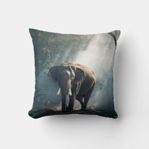 Coussin Un éléphant asiatique dans un défrichement éclairé