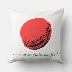 Coussin un macaron fraise par jour !
