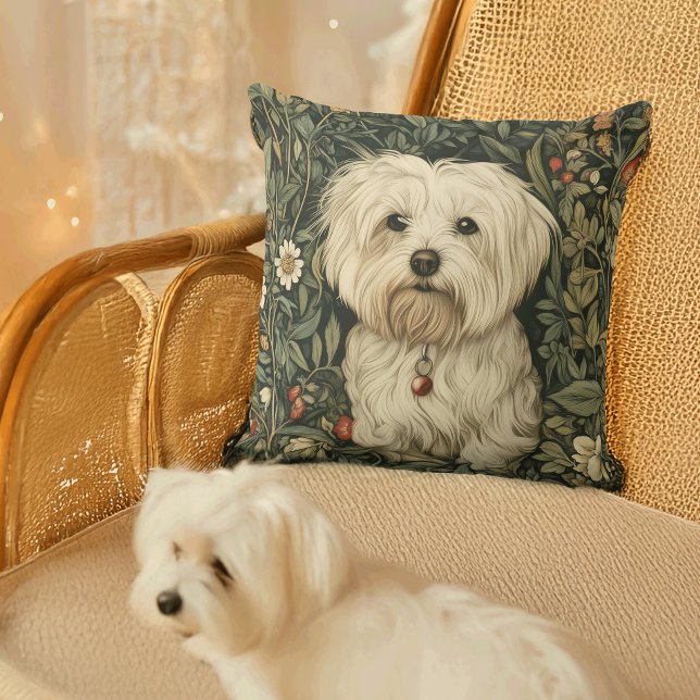 Coussin Un mignon chien maltais dans un jardin à la Willia (Créateur téléchargé)