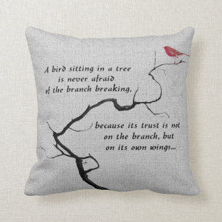 Coussin Un oiseau se reposant dans un arbre