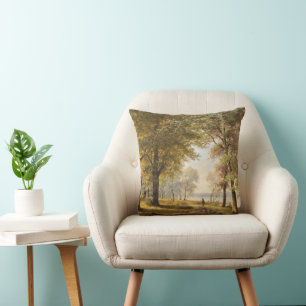 Coussin Un sentier forestier avec randonneur en automne