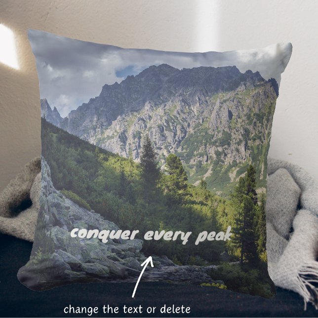 Coussin Un sentier rocheux vers les sommets de haute monta (Créateur téléchargé)