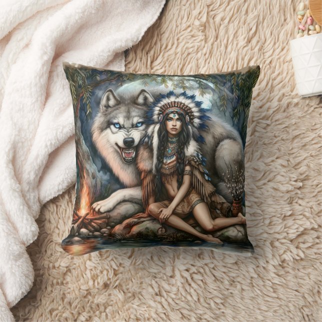 Coussin Une Américaine Autochtone Assis Près D'Un Feu De L (Couverture)