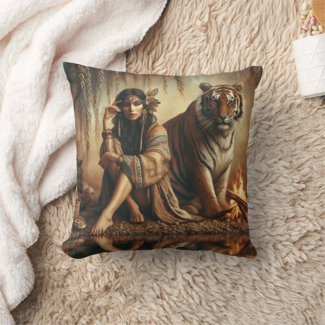 Coussin Une Américaine D'Origine Assis Près De L'Eau Par T (Couverture)