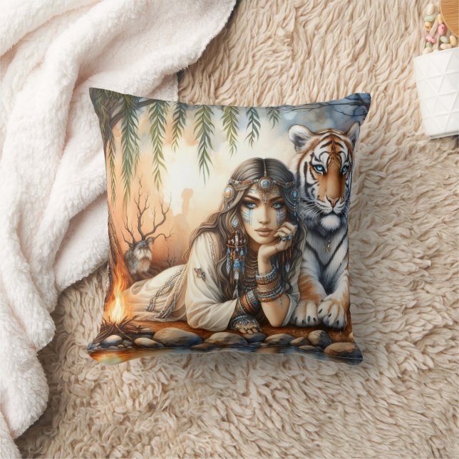 Coussin Une Américaine D'Origine Se Relaxant Avec Le Tigre (Couverture)