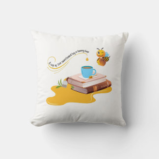 Coussin Une coupe de thé sucré par une abeille miel mignon