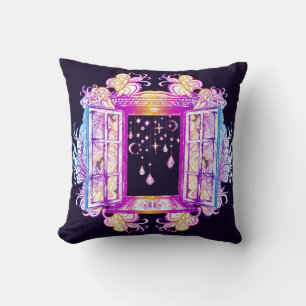 Coussin Une fenêtre vintage ouverte avec pendentifs contre