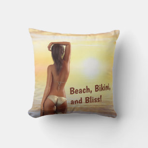 Coussin Une fille en bikini en mer au coucher du soleil