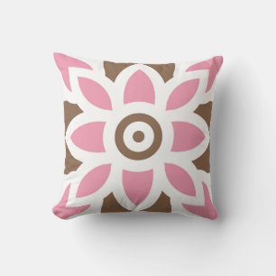 Coussin une fleur rose sur un arrière - plan brun