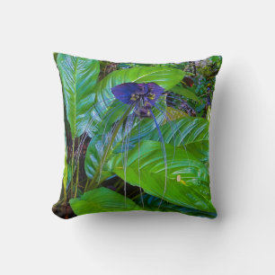 Coussin Une fleur violette foncée frappante