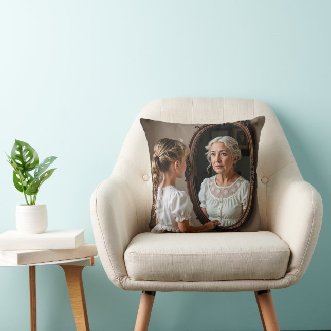 Coussin Une jeune fille regarde la réflexion sur la vieill (Chaise)