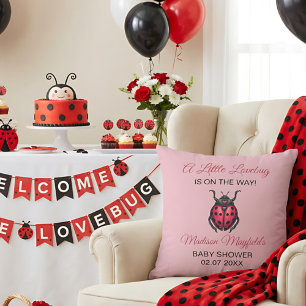 Coussin Une petite coccinelle d'amour est en route