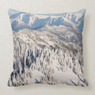 Coussin Une vue pittoresque des montagnes et des arbres de