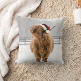 Coussin Vache des Highlands de Noël léchant des flocons de