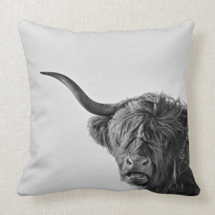 Coussin Vache des montagnes vigoureuse dans le monochrome