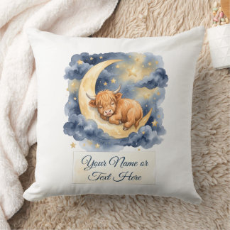Coussin Veau des Highlands endormi sous un croissant de lu