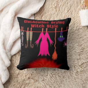 Coussin Vêtements de sorcière fantaisistes sur une corde à
