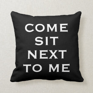 Coussin VIENT EN noir et blanc ASSIS À CÔTÉ DE MOI Texte