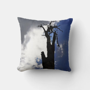 Coussin Vieux arbre mort contre ciel nuageux foncé