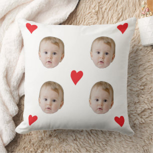 Coussin Visage de bébé personnalisé avec les coeurs