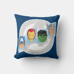 Coussin Visages de personnages d'Avengers sur le logo