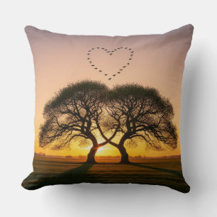Coussin Volée d'oiseaux en forme de coeur au coucher du so