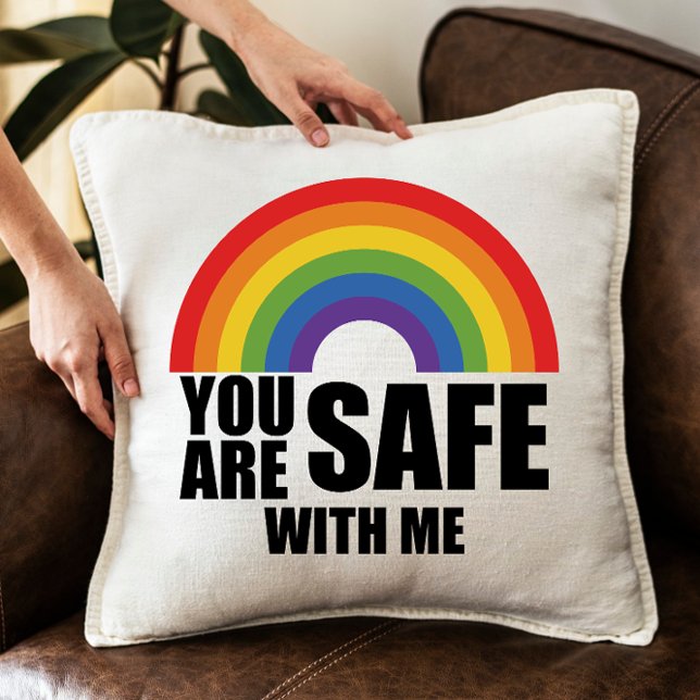 Coussin Vous Êtes En Sécurité Avec Moi LGBTQ Rainbow Pride (Créateur téléchargé)