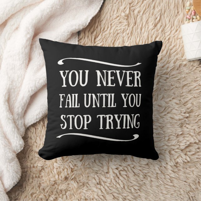 Coussin Vous n'échouez jamais tant que vous n'arrêtez pas  (Couverture)