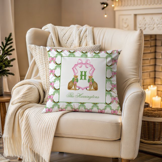 Coussin Watercolor Preppy Leopard Christmas Monogram Crest (Créateur téléchargé)