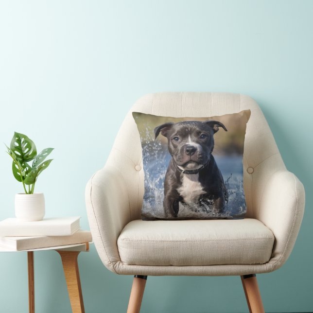 Coussin "Wave Chaser : Un chiot robuste en jeu dans l'océa (Chaise)