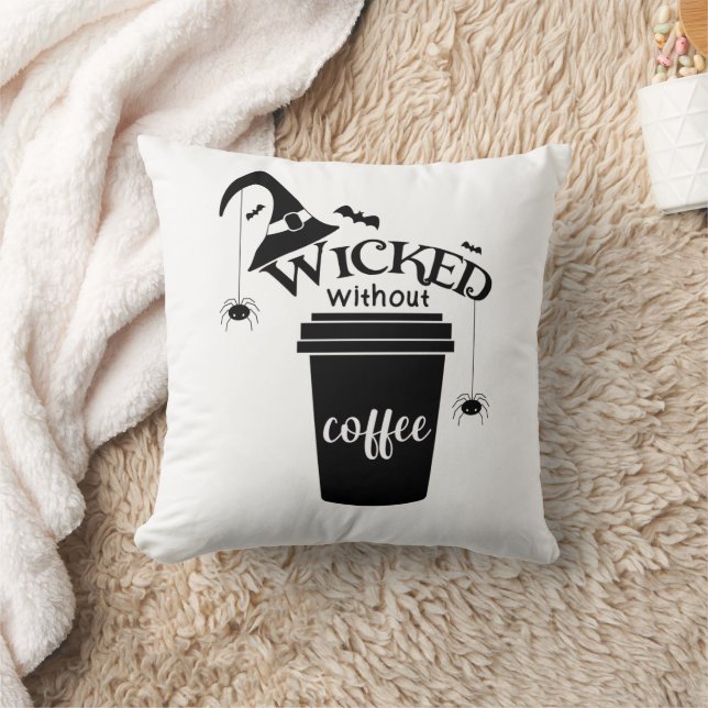 Coussin Wicked Without Coffee – Funny Witchy Coffee Lover  (Couverture)