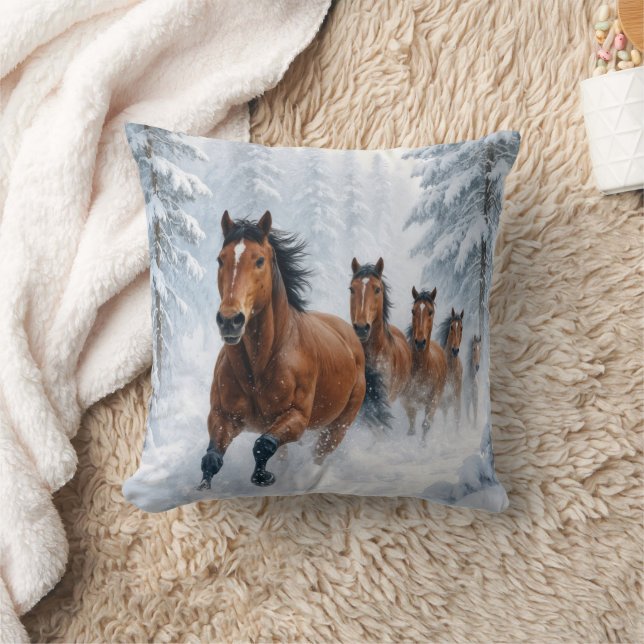 Coussin Wild Horses Running Through a Snowy Forest (Couverture)