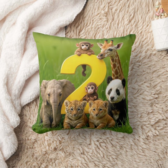 Coussin Wildlife Animal Babies With a Number Two (Couverture)