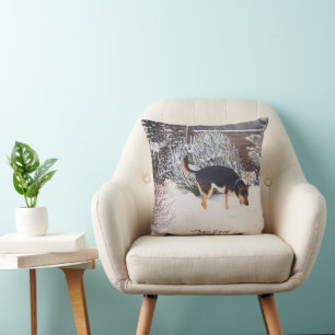 Coussin Winter snow scene with cute black and tan dog