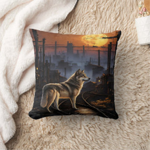 Coussin Wolf debout fier sur les rails du train à Dusk