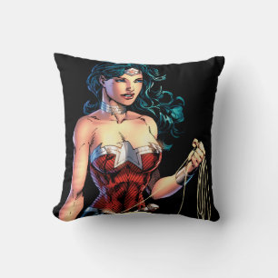 Coussin Wonder Woman Gripping Lasso Atop Rock