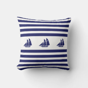 Coussin Yachts nautiques sur fond rayé bleu et blanc