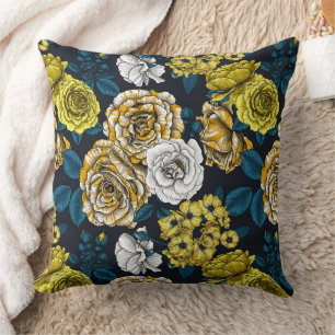 Coussin Yellow, white and bi-color roses with blue leaves