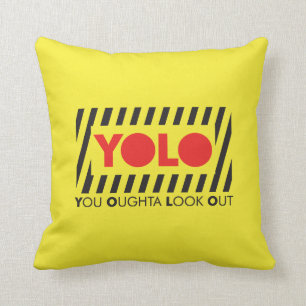 Coussin YOLO avec la précaution rouge