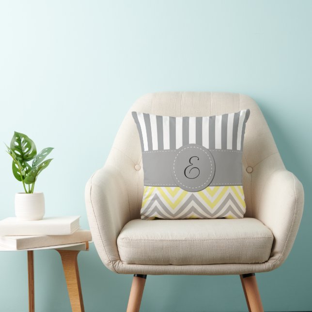 Coussin Zigzag, Chevron, Rayures, Jaune, Gris, Monogramme (Chaise)