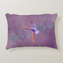 Ballerine en position d'arabesque dans pourpre et