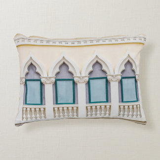 Coussins Décoratifs Bâtiment européen rétro, extérieur vintage.