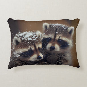 Coussins Décoratifs Bébé Raccoons se blottit dans la neige tombante
