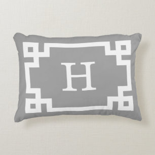 Coussins Décoratifs Cadre Gris foncé avec clé grecque blanche #2 Monog