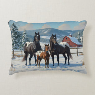 Coussins Décoratifs Chevaux Appaloosa noirs sur une ferme en hiver