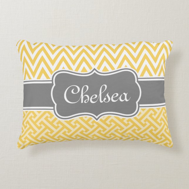 Coussins Décoratifs Clé grecque jaune Chevron Motif Nom gris (Devant)